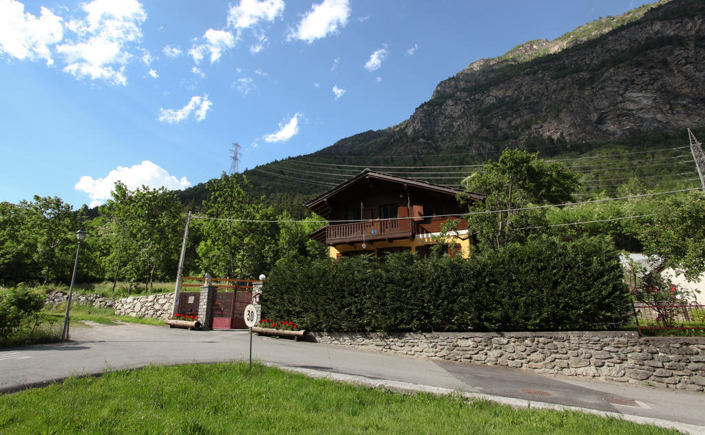 Maison Le Champ B&B Questa Casa Non E Un Albergo La Salle Zewnętrze zdjęcie